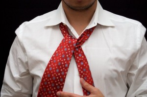 Cómo combinar camisa y corbata 