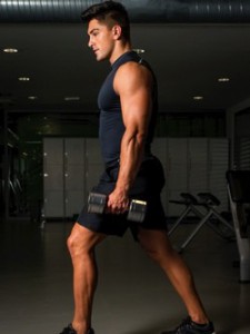 hombre con pesas trabajando los músculos 