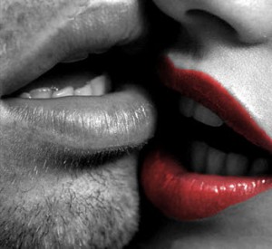 hombre y mujer besándose 