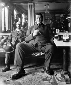 imagen de dos hombres en un club de hombres de los años 20 