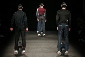 Modelos paseando en monociclo en la 080 Barcelona Fashion 