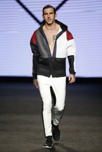Modelo de Miquel Suay desfilando en la 080 Barcelona Fashion 