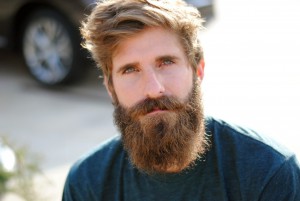 hombre con barba espesa 