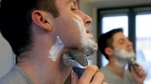 hombre probando productos de afeitado 