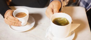 pareja bebiendo café y té verde
