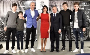 zinedine zidane y su familia junto a florentino pérez 