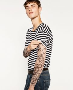 Camiseta de Zara con tatuajes incorporados