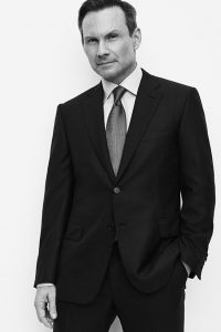 Christian Slater imagen de la colección "Essential" de Brioni