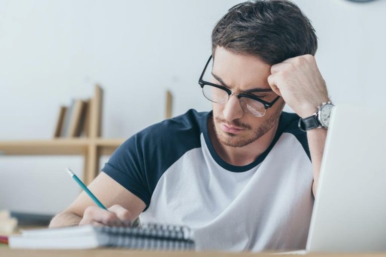 Equilibrio entre estudios y trabajo Equilibrio entre estudios y trabajo