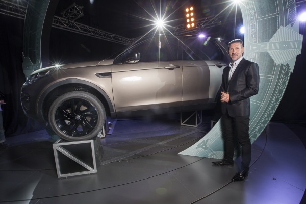 El Cholo Simeone posa junto al nuevo Land Rover Discovery Sport