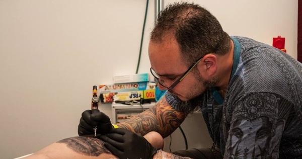 Raul Márquez Murillo haciendo un tatuaje