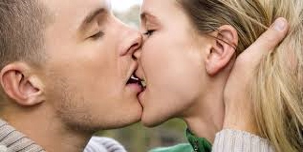 pareja besándose