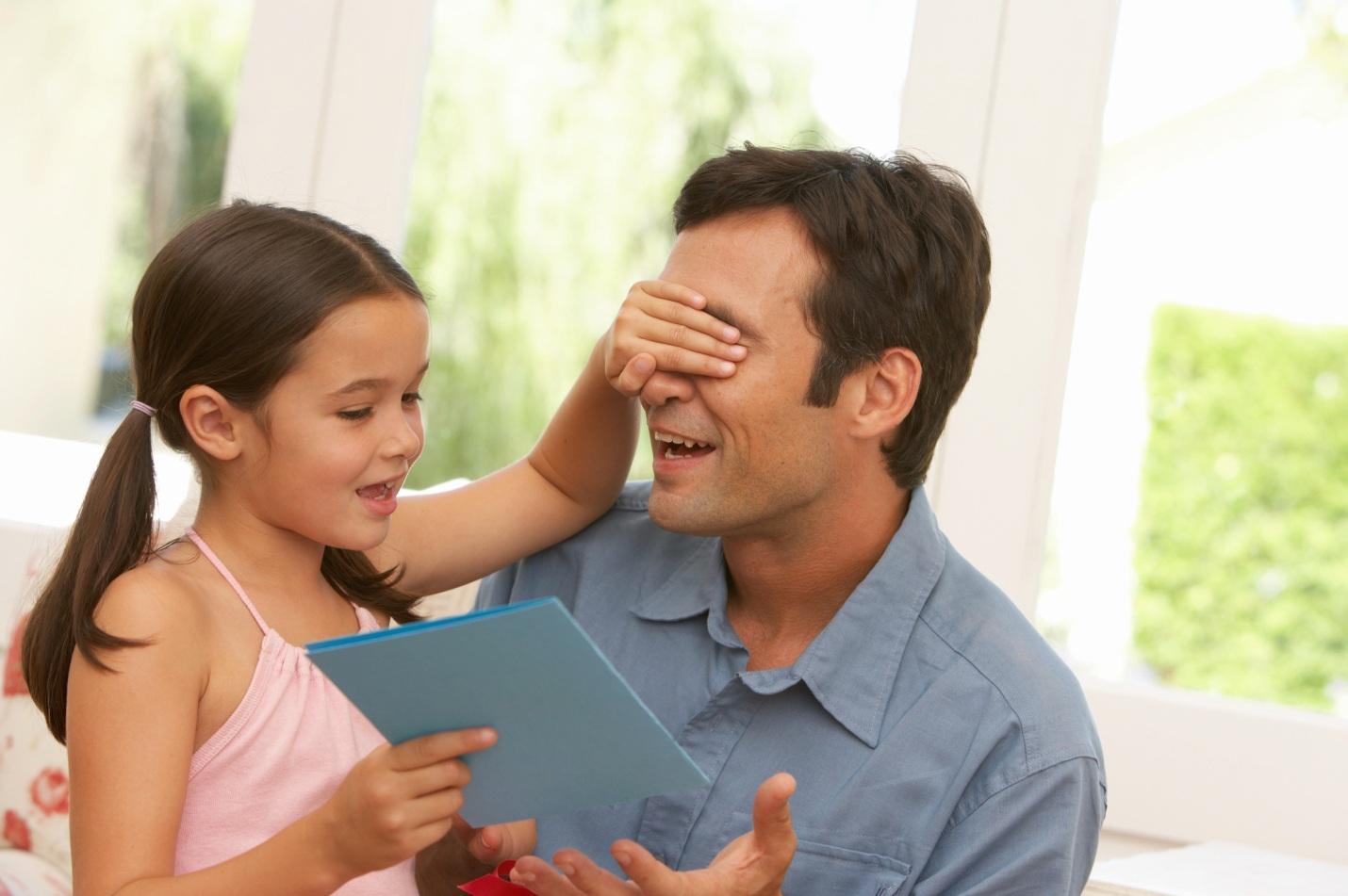 hija haciendo un regalo por el día del padre