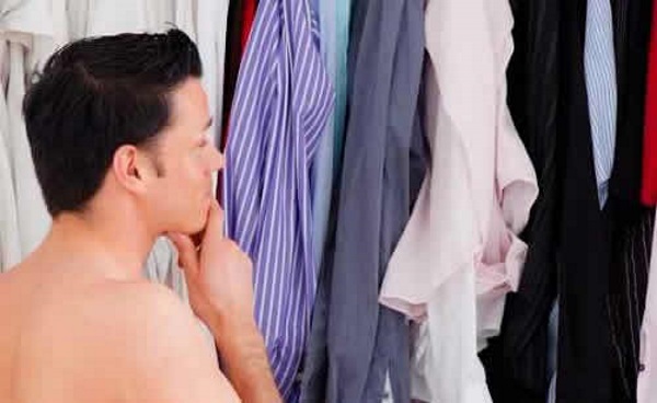 Hombre mirando ropa en el armario