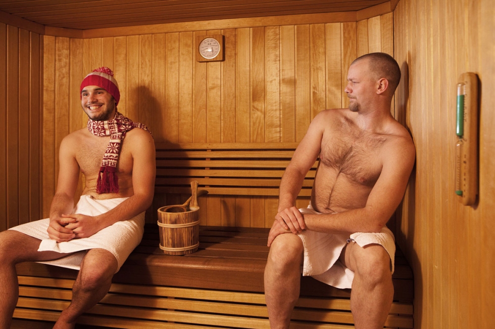 dos hombres en una sauna