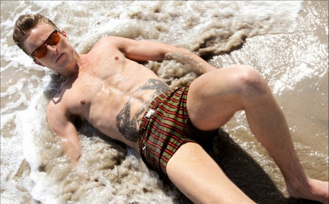 hombre bañándose en el mar