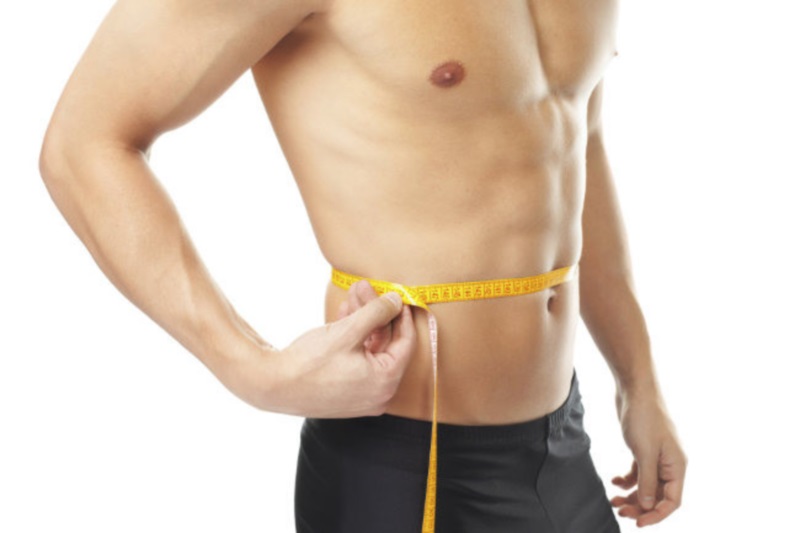 hombre con cinta métrica en la tripa en tipos de estómagos masculinos