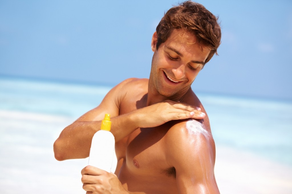 Hombres con la piel sensible y el sol
