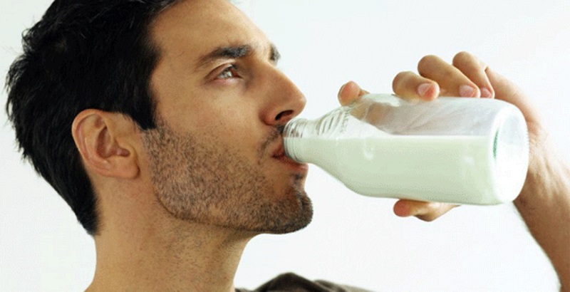 hombre bebiendo leche