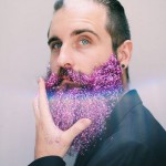 Hombres-barbas-purpurina-nueva-tendencia-vacaciones-01