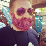 Hombres-barbas-purpurina-nueva-tendencia-vacaciones-15