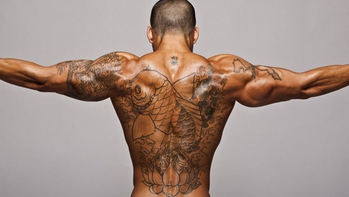 hombre con tatuajes