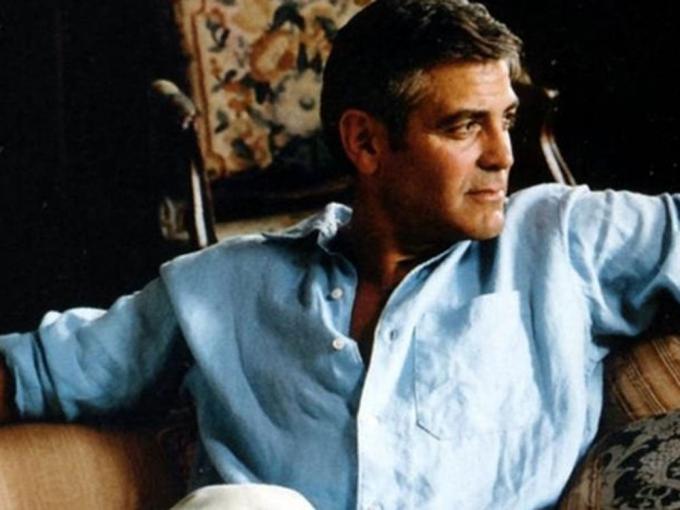 George Clooney con camisa cambray