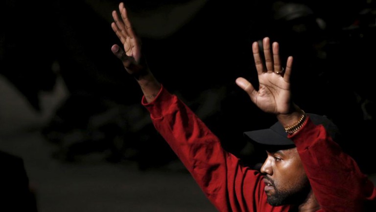 Kanye West la lía en su desfile de moda Kanye West la lía en su desfile de moda
