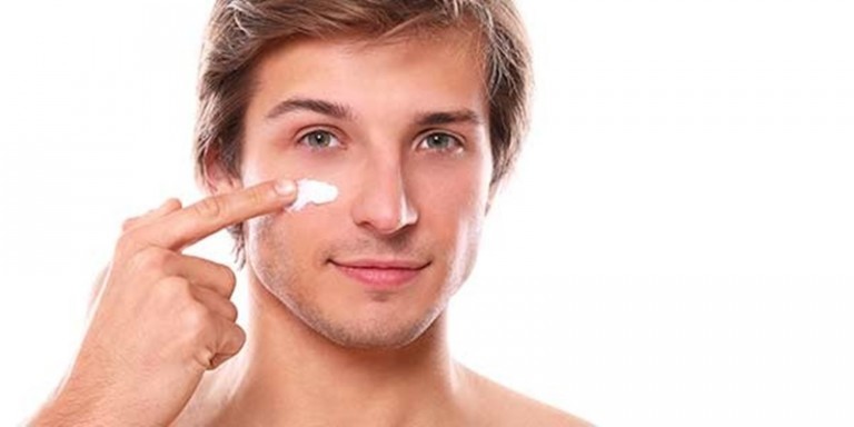 hombre usando productos Weleda