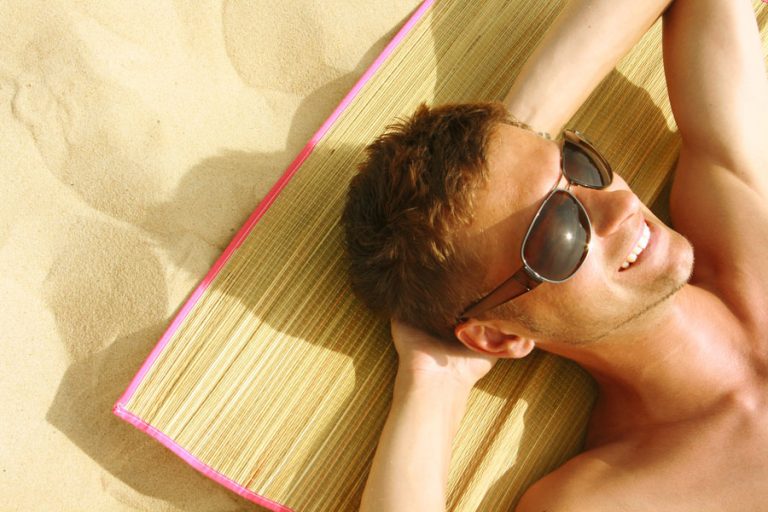 hombre tomando el sol