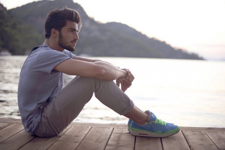 hombre con pantalones remangados