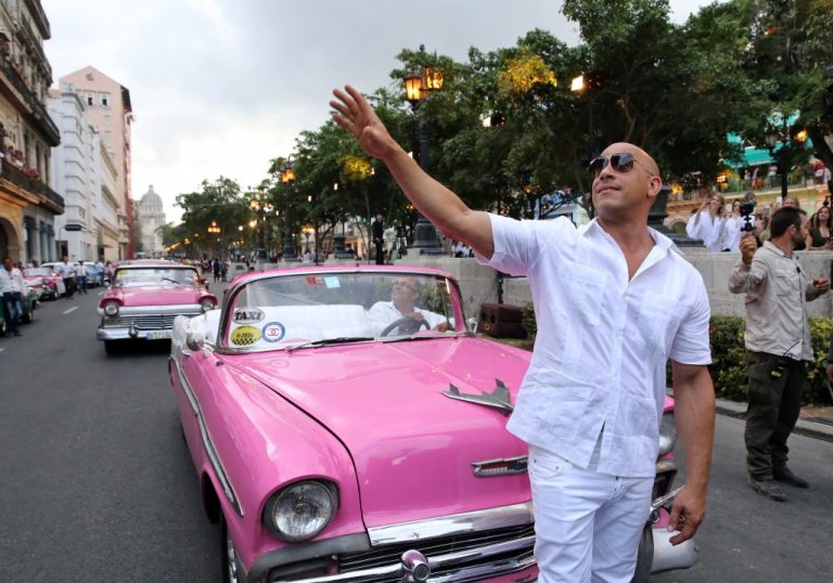 Vin diesel con camisa cuello cubano