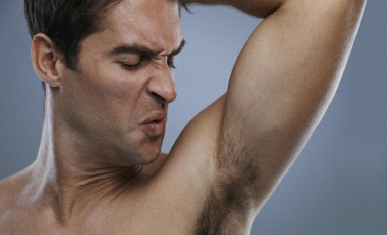 Reduce el olor corporal con la depilación masculina de hombre y estilo