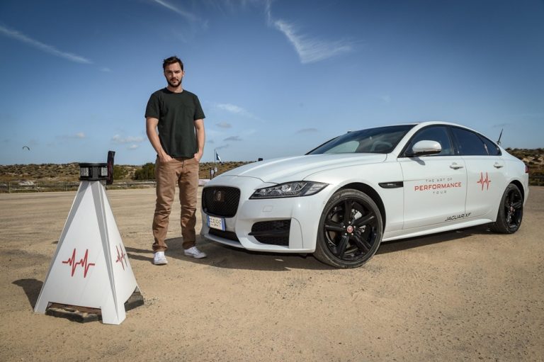 Nicholas Hoult nueva imagen del Jaguar XF AWD Nicholas Hoult nueva imagen del Jaguar XF AWD