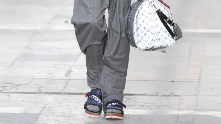 Chanclas con calcetines, lo más de lo más en moda masculina