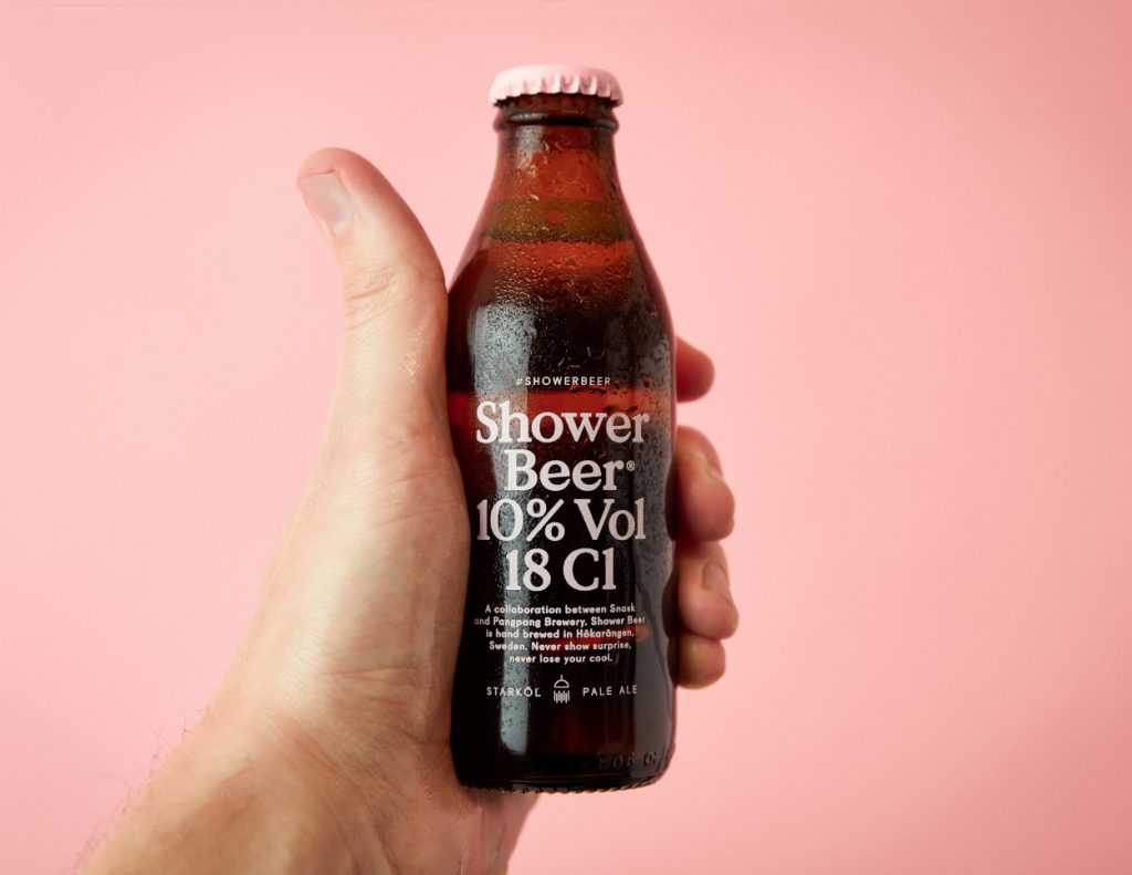 Shower Beer, se inventa la primera cerveza que se bebe bajo la ducha