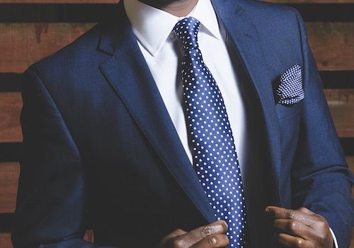 Qué Corbatas usar con un Traje Azul Qué Corbatas usar con un Traje Azul