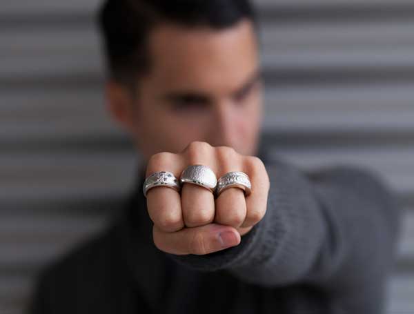 Cómo deben usar los hombres sus anillos