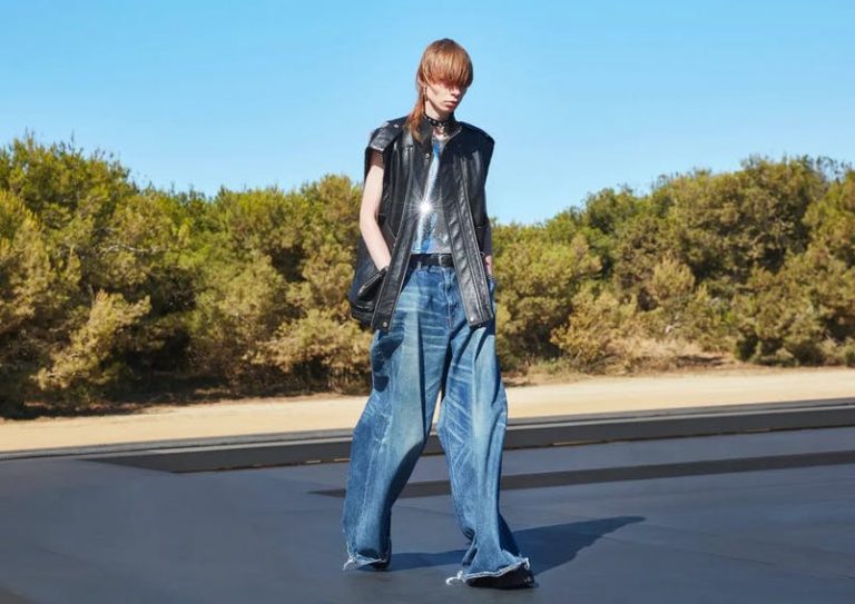 Hedi Slimane convierte en tendencia los pantalones "pata de elefante"