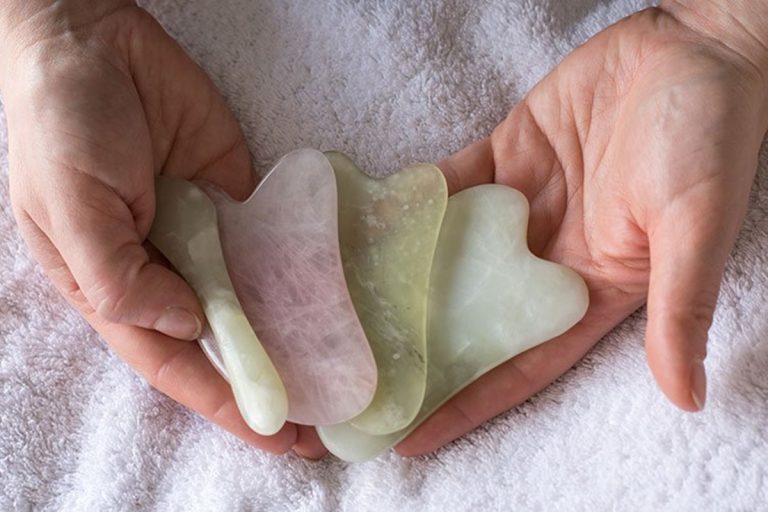 Usa el Gua Sha para contornear tu rostro