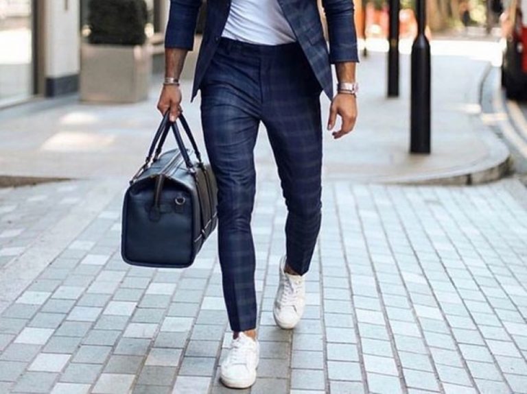 Cómo combinar unas zapatillas con un traje
